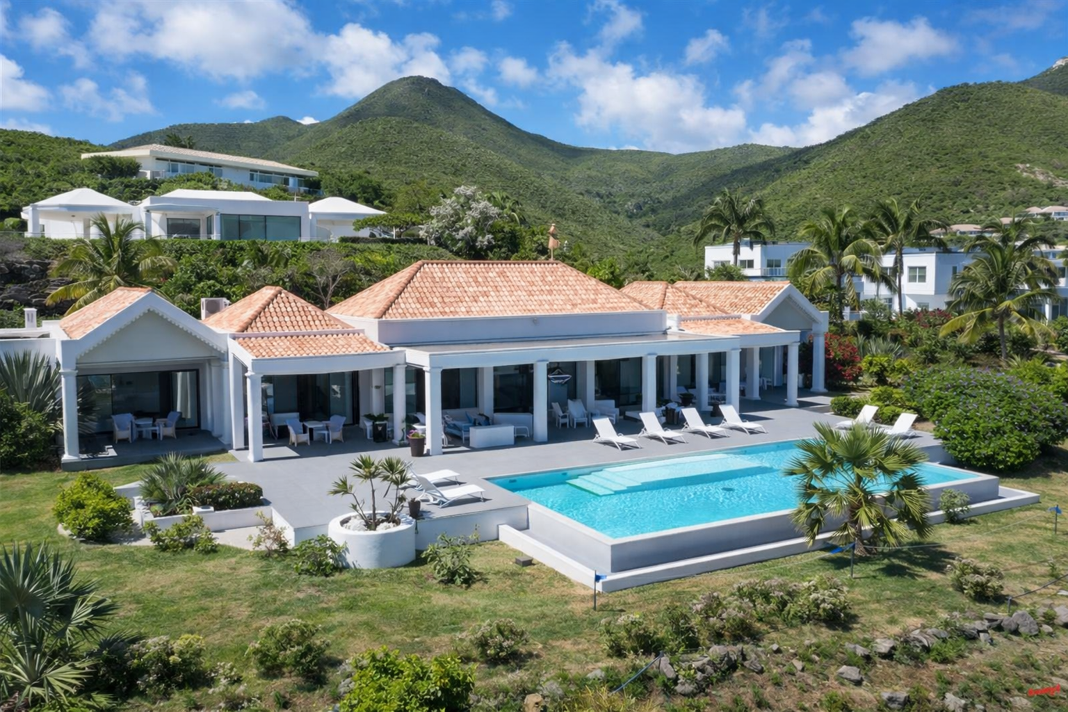 20251225_1120_Villa Piscine en Montagne_remix_01kdb1gc06f2tr4p0wyaf6fct6